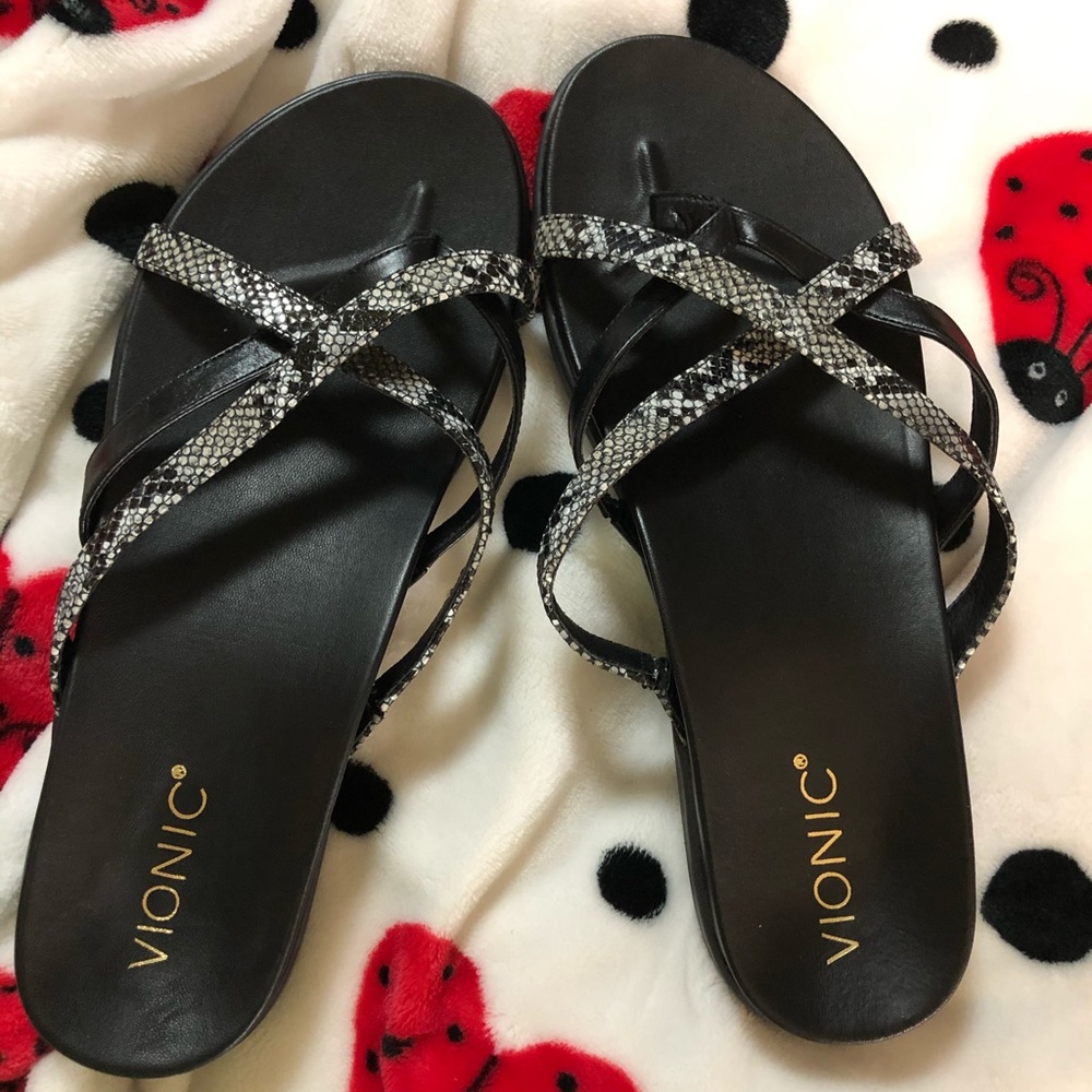 Snake 🐍 print and black sandals 🩴